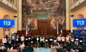 performanta-construieste-viitorul-ministerul-educatiei-si-cercetarii-ceccar-au-premiat-elevii-a15562-300×182 (1)